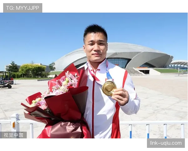 吕小军戴着那块名表跟菜市场大妈扯家常，反差感强得要命